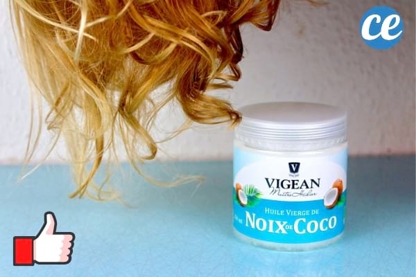 Un pot d'huile de coco bleu et des cheveux blonds
