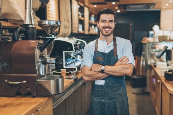 un patron de café qui a son restaurant