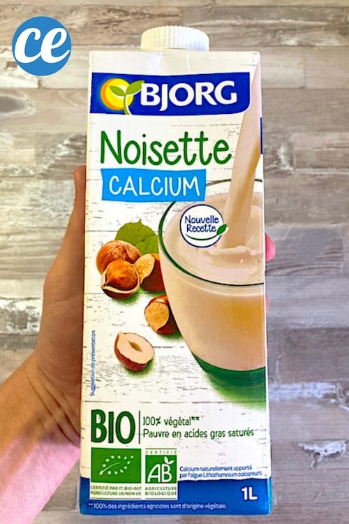 Une brique de lait végétal de noisette de la marque carrefour bio qui est verte et jaune