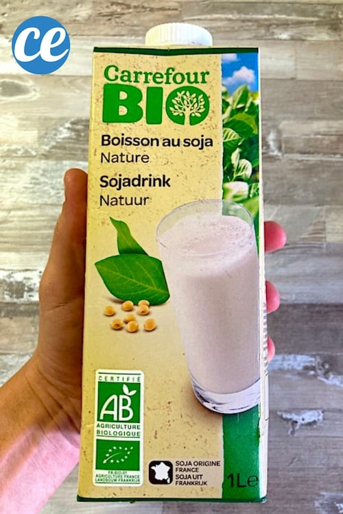Une brique de lait végétal de soja de la marque carrefour bio qui est verte et jaune