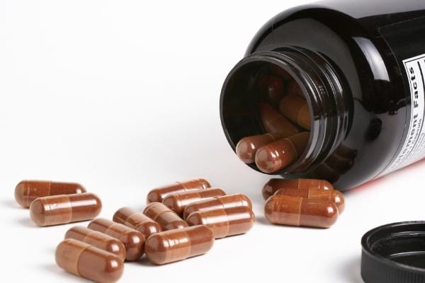 Des gélules de lysine comme ici peuvent vous aider à soigner les boutons de fièvre plus rapidement.