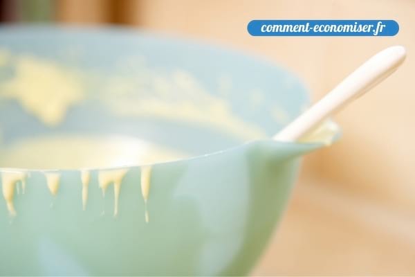 Un saladier de pâte à crêpe.