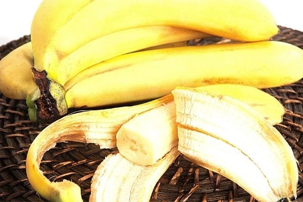 banane épluchée et peau de banane
