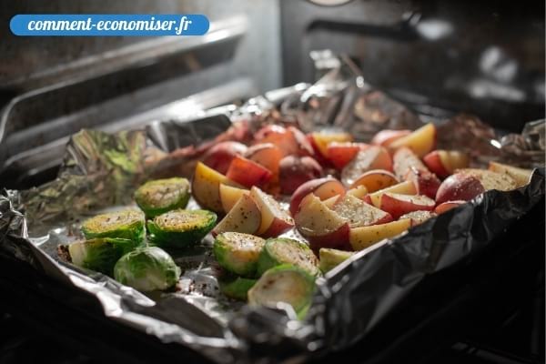 Une plaque avec des légumes cuits au four.