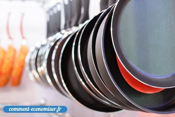 Plusieurs poêles antiadhésives dans une cuisine.