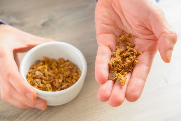 La propolis est une substance résineuse qui aide à soigner les boutons de fièvre plus rapidement.
