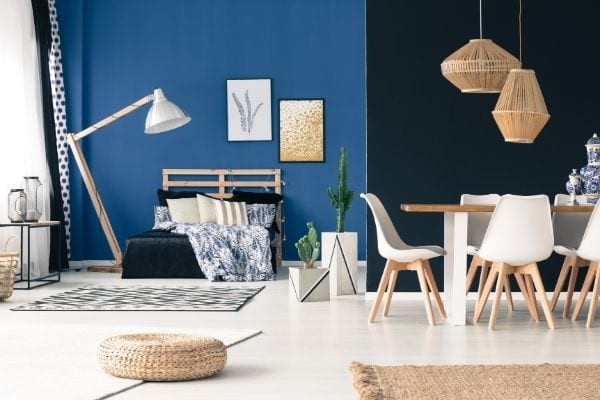 Un salon rangé et sans objets inutiles.