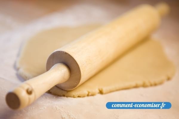 Un rouleau à pâtisserie et de la pâte brisée.
