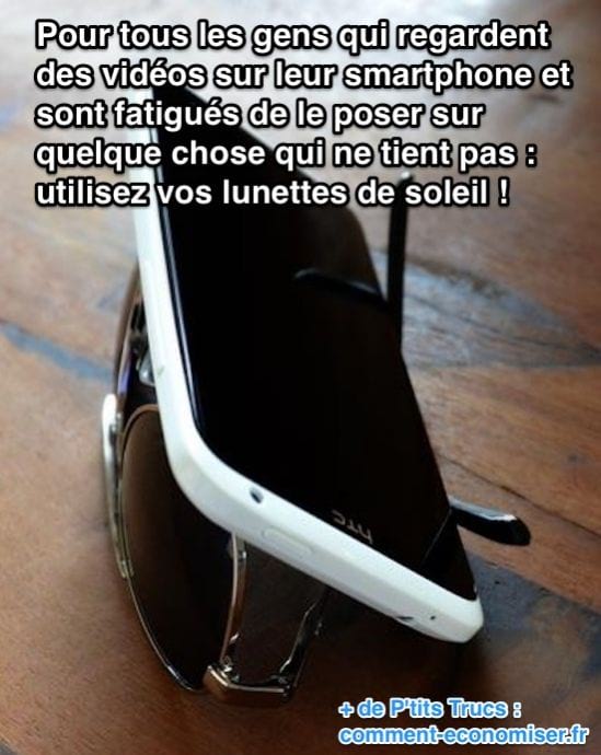 Un smartphone est posé sur une paire de lunette qui sert de support