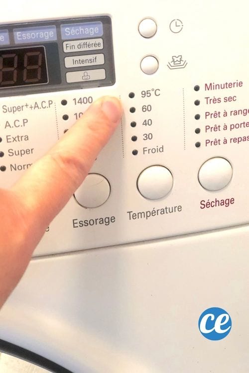 le programmateur d'une machine à laver avec un doigt qui désigne les températures les plus chaudes