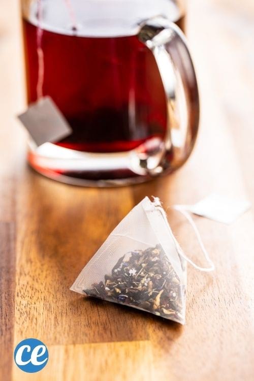 Pour stopper la chute des cheveux, appliquez du thé vert bien infusé sur votre cuir chevelu.