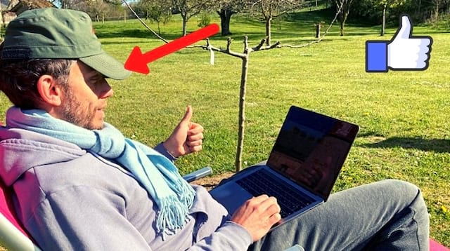 Une homme qui travaille au soleil sur son ordinateur sans problème de lisibilité