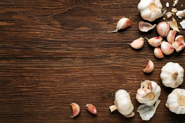 De l'ail posé sur une table pour faire fuir les mouches