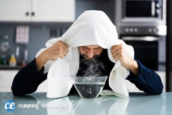 Un homme qui fait un bain de vapeur pour le visage.