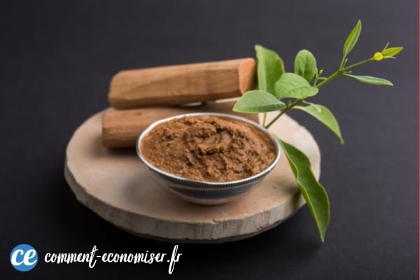 De la poudre de bois de santal, avec des feuilles de santal.