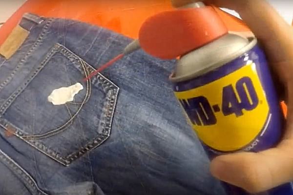 WD-40 qui dissout les chewing-gums collés sur jeans 