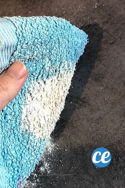 De la farine périmée utilisée pour faire de la crème à récurer pour nettoyer les surfaces sales