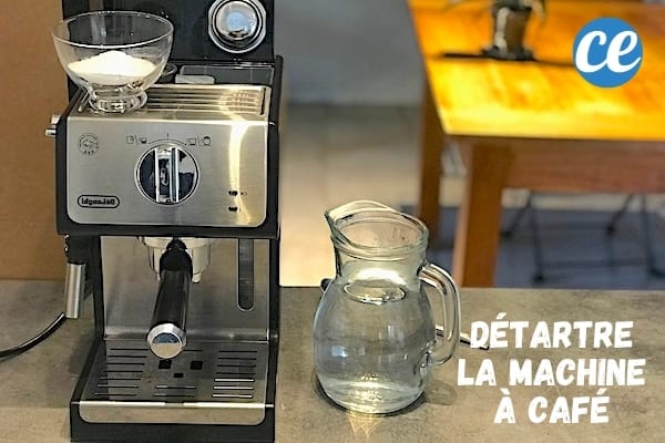 Cafetière posée sur un plan de travail avec de l'acide citrique pour la détartrer 
