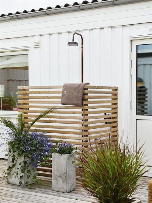 Installations créatives en bois pour douche extérieure