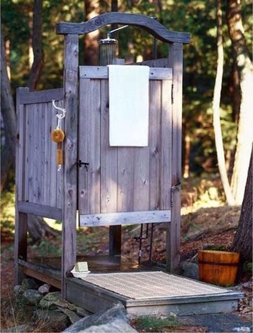 Douche extérieure en bois
