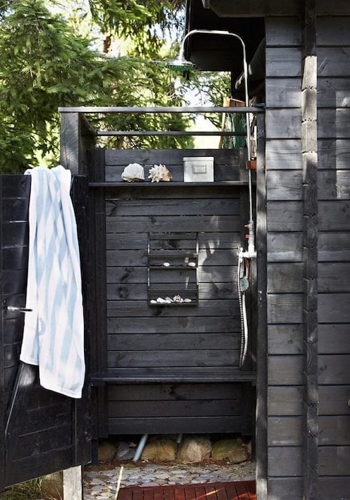 Douche extérieure avec un style en bois noir