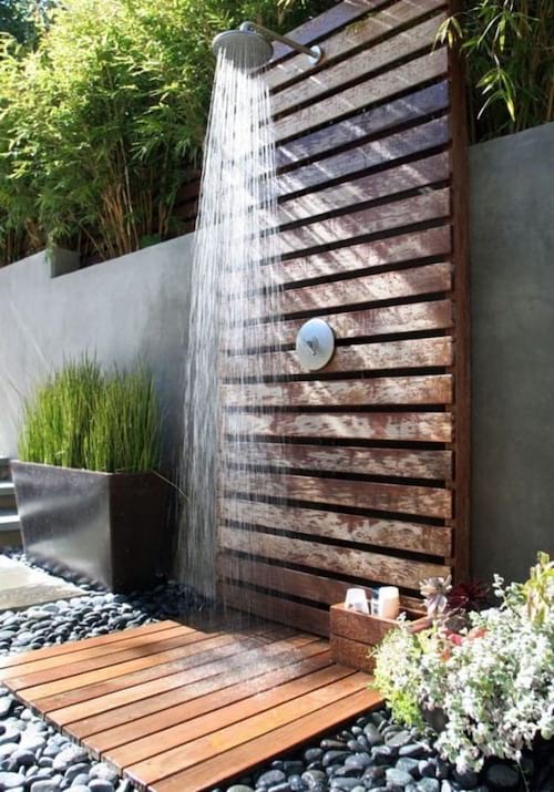 Douche extérieure avec style