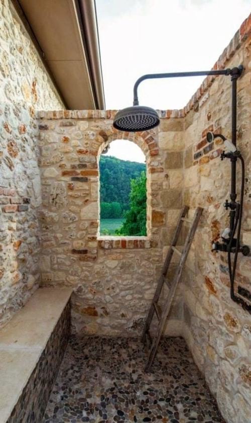 Douche extérieure en pierre