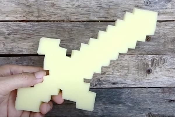 Éponge transformée en épée artificiel