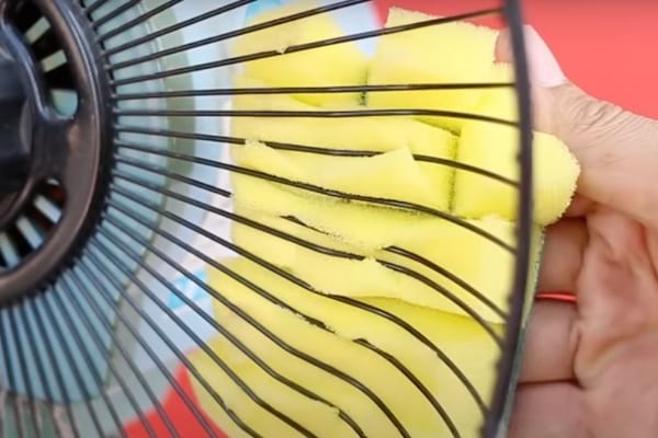 Éponge utilisée pour nettoyer les grilles d'un ventilateur