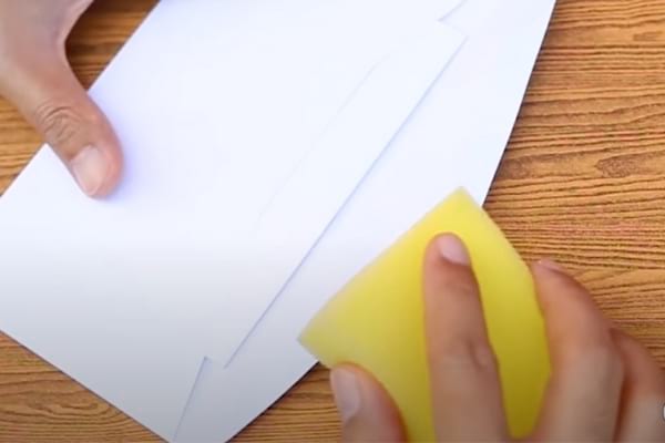 Éponge utilisée pour humidifier une enveloppe pour la refermer plus facilement