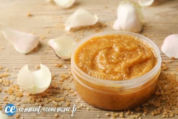 Un gommage au sucre pour éliminer les impuretés de la peau.
