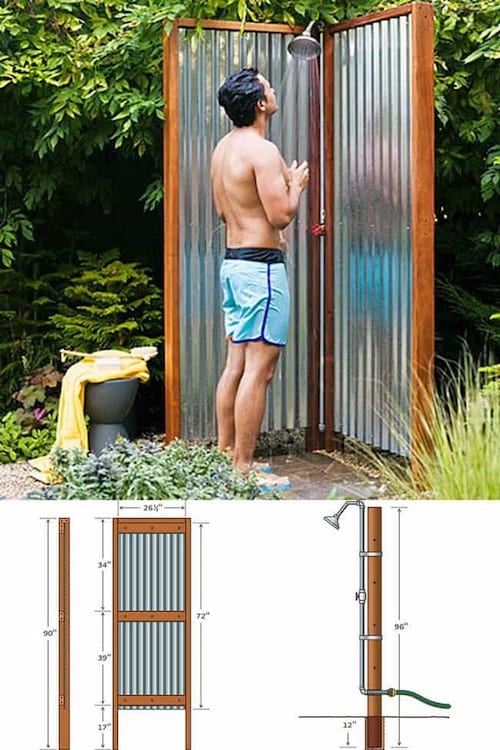 Douche extérieure avec une structure simple