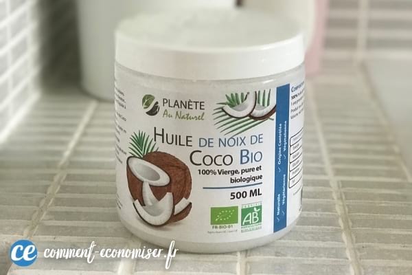 Un bocal d'huile de coco dans une salle de bain.