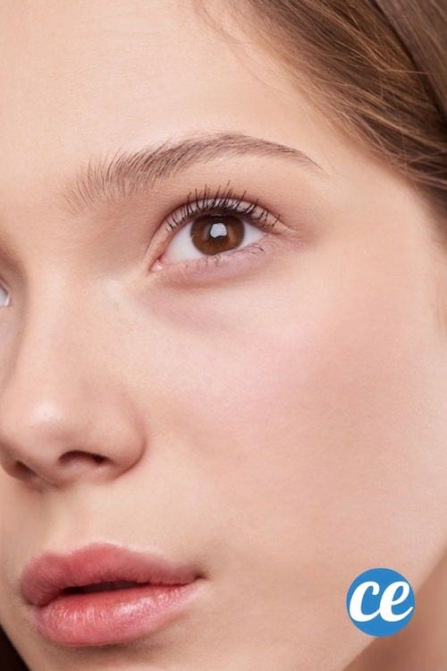 Visage d'une jeune femme peu maquillée avec une bouche pulpeuse