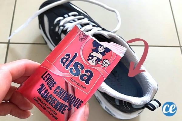 Un paquet de levure chimique Alsa rose pour désodoriser les chaussures