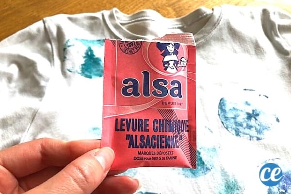 Un paquet de levure chimique Alsa rose pour détacher les vêtements