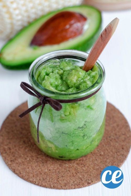 Un masque à l'avocat pour cheveux dans un pot