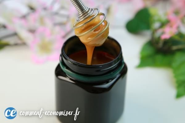Du miel de manuka et une cuillère à miel.