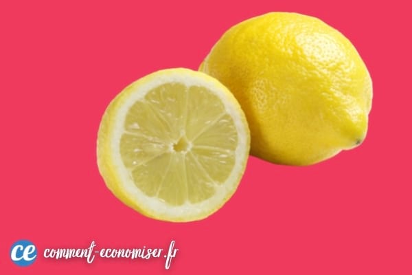 Un citron jaune coupé en deux.