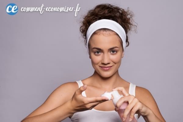 Une jeune femme qui met un nettoyant visage doux.