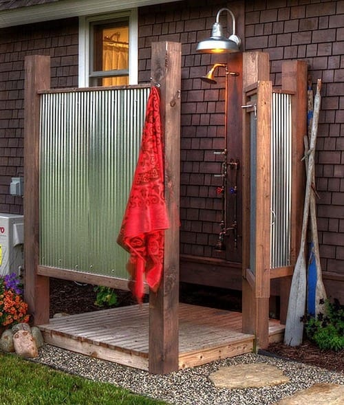 Parois de douche extérieure en bois