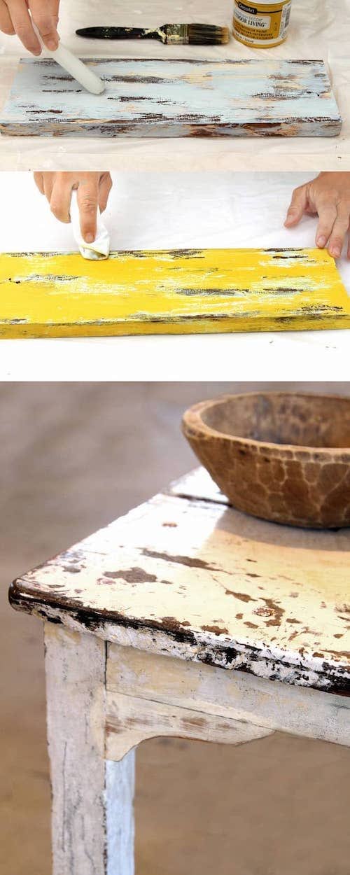 Des mains qui patinent un meuble en bois avec de la cire de bougie.