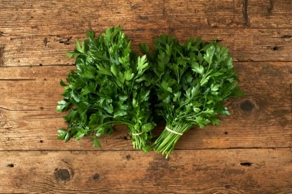 Brins de persil posés sur table pour apaiser piqure d'insectes