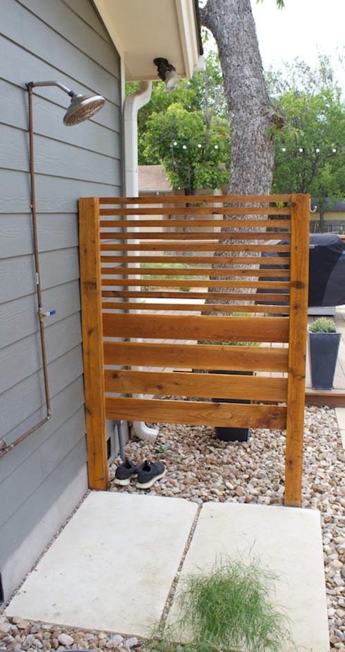Lattes en bois pour une cabine de douche extérieure