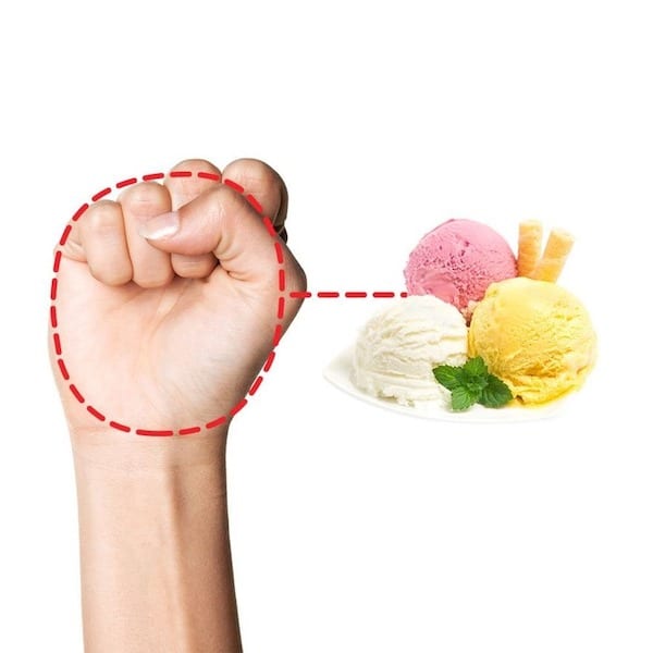 Un poing fermé correspond à la bonne portion de crème glacée