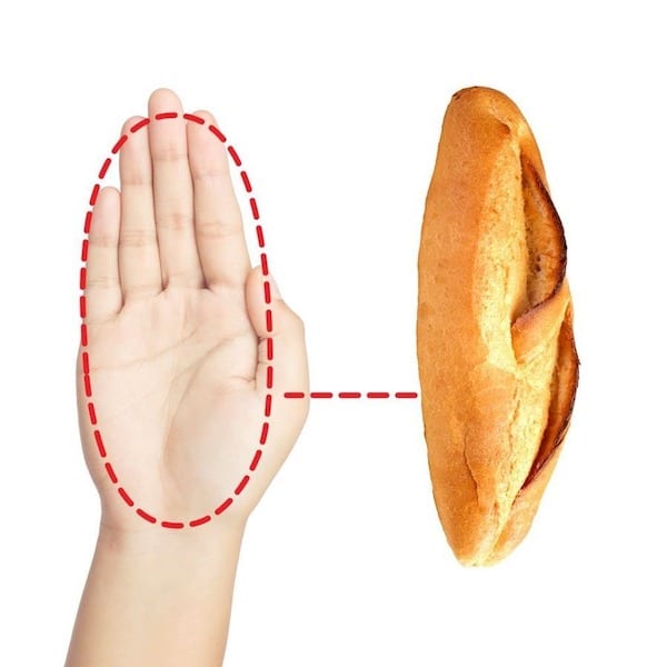 La main ouverte entièrement correspond à la bonne portion de pain