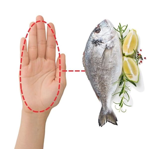 La paume ouverte correspond à la bonne portion de poisson