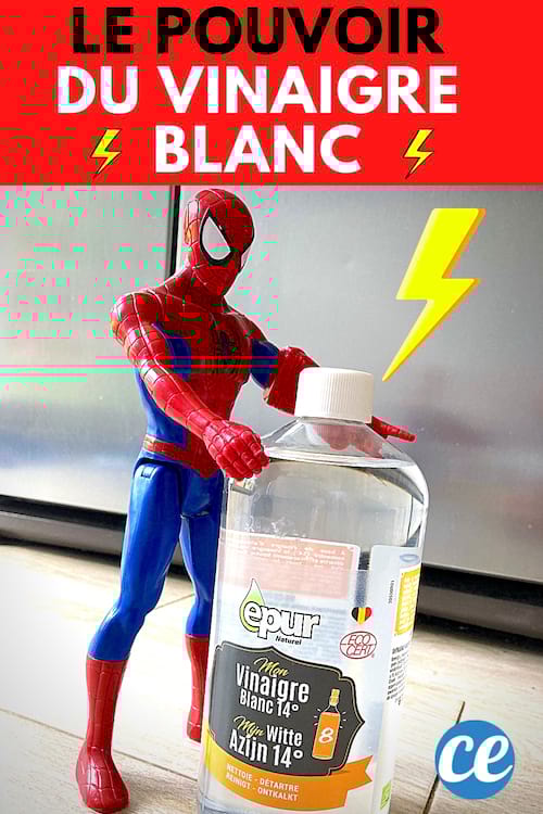 Une figurine spiderman qui tient une bouteille de vinaigre blanc pour ses pouvoirs