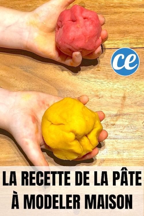 Deux boules rose et jaune de pâte à modeler faite maison avec de la farine dans deux mains d'enfants