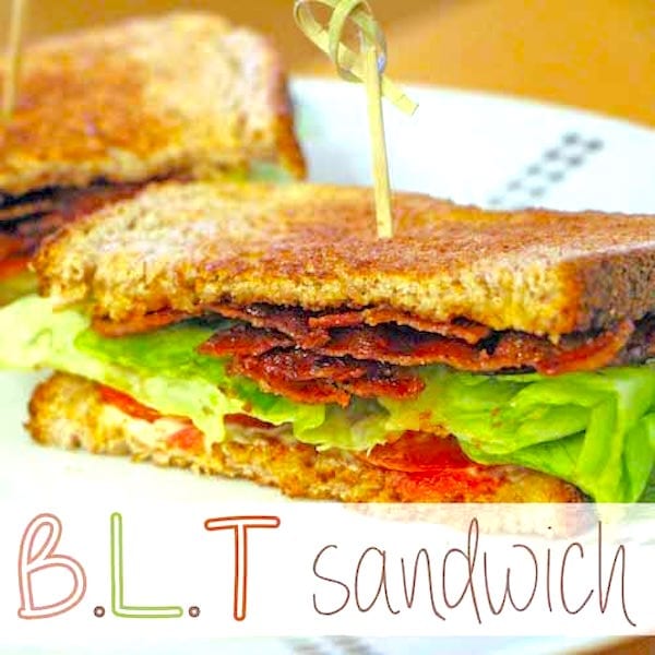 Le véritable sandwich BLT coupé en deux avec une pique